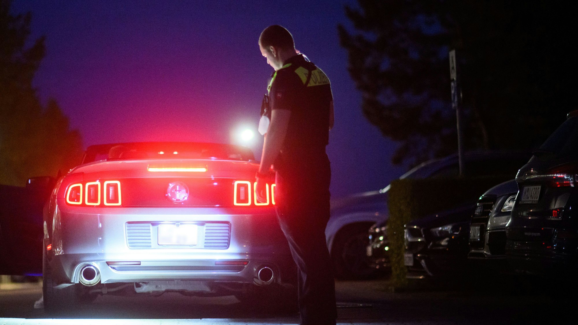 Ein Polizist bei einer Kontrolle auf einem Treffen von Autoposern.