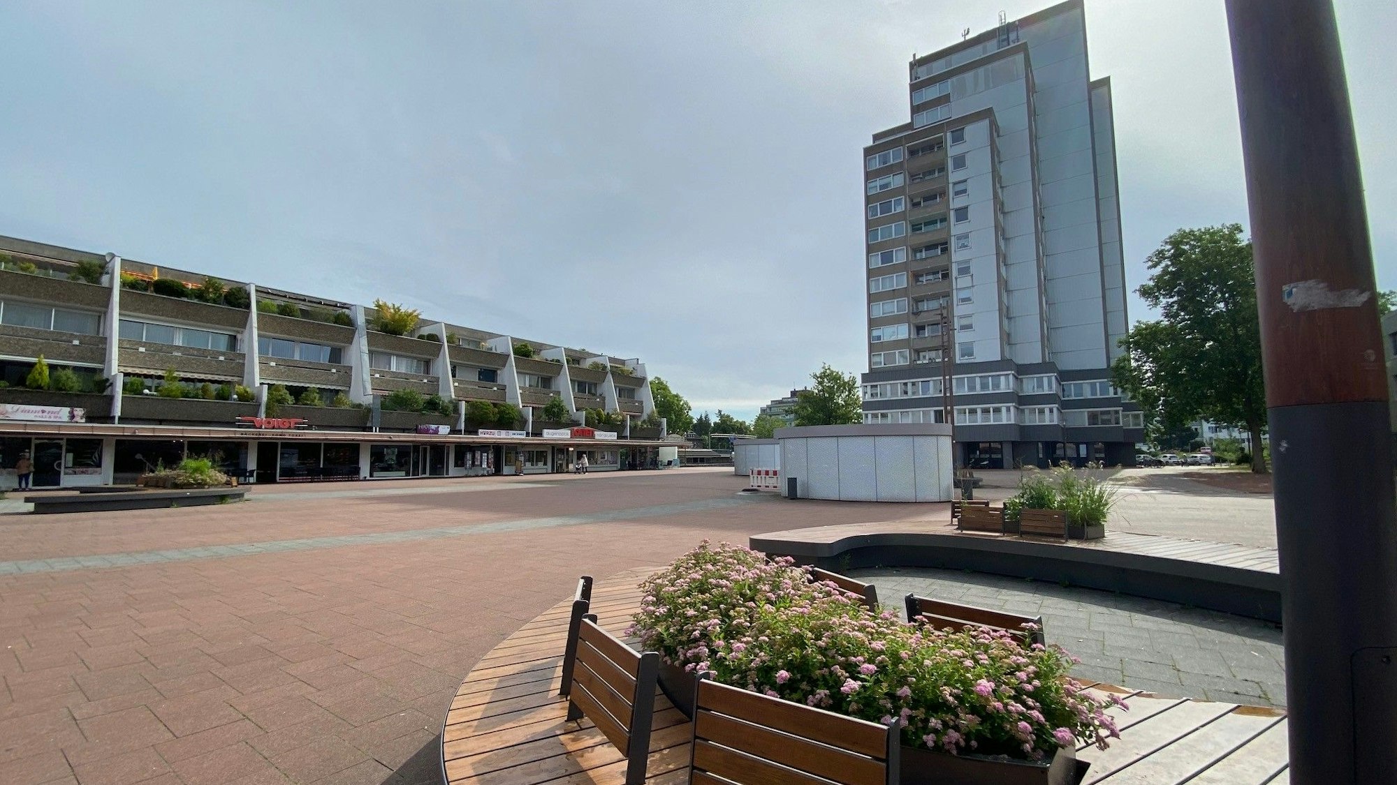 Auf dem Foto ist eine Ansicht des Balthasar-Neumann-Platzes in Brühl zu sehen.