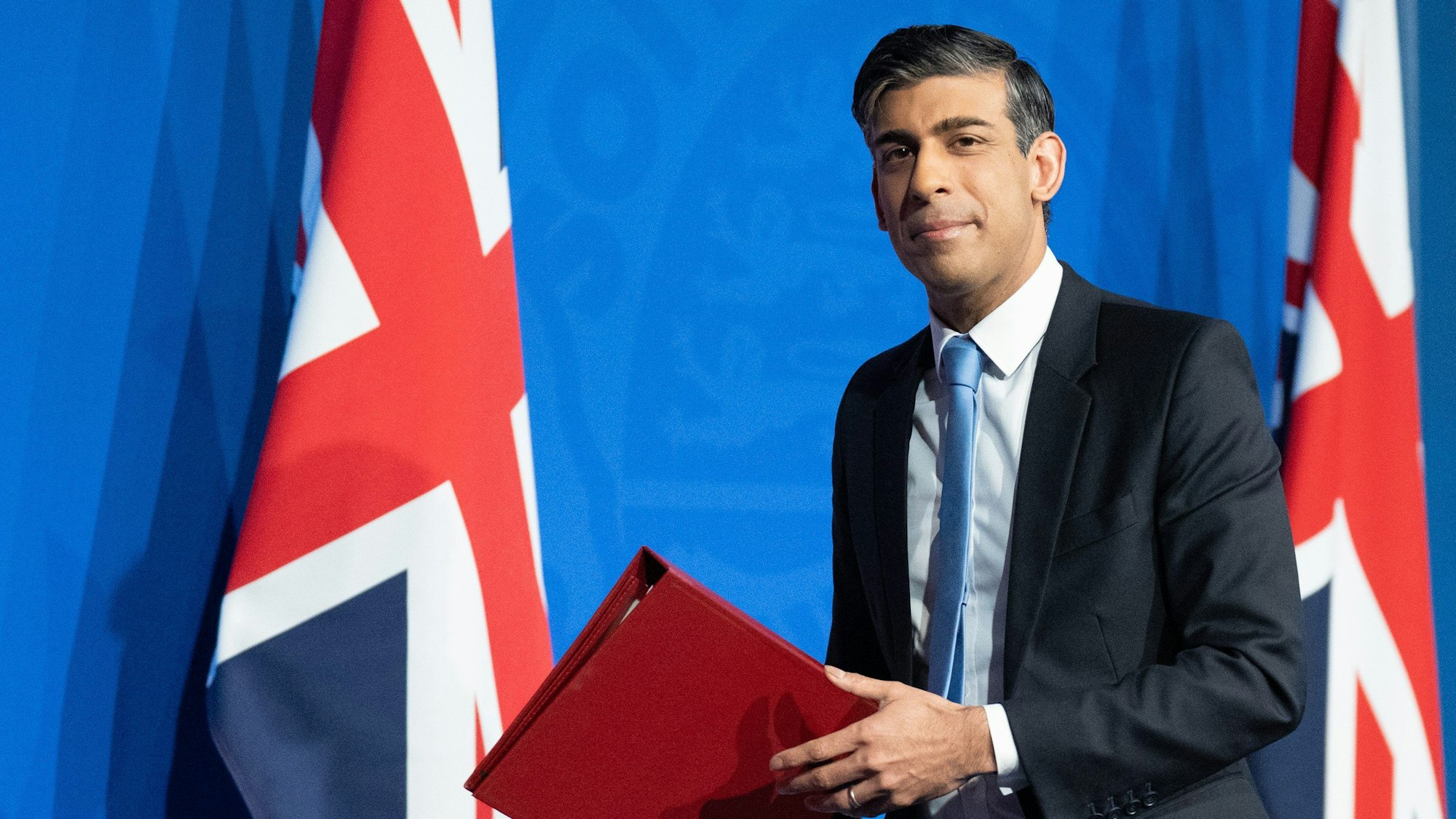 Rishi Sunak, Premierminister von Großbritannien, verlässt eine Pressekonferenz in der Downing Street.