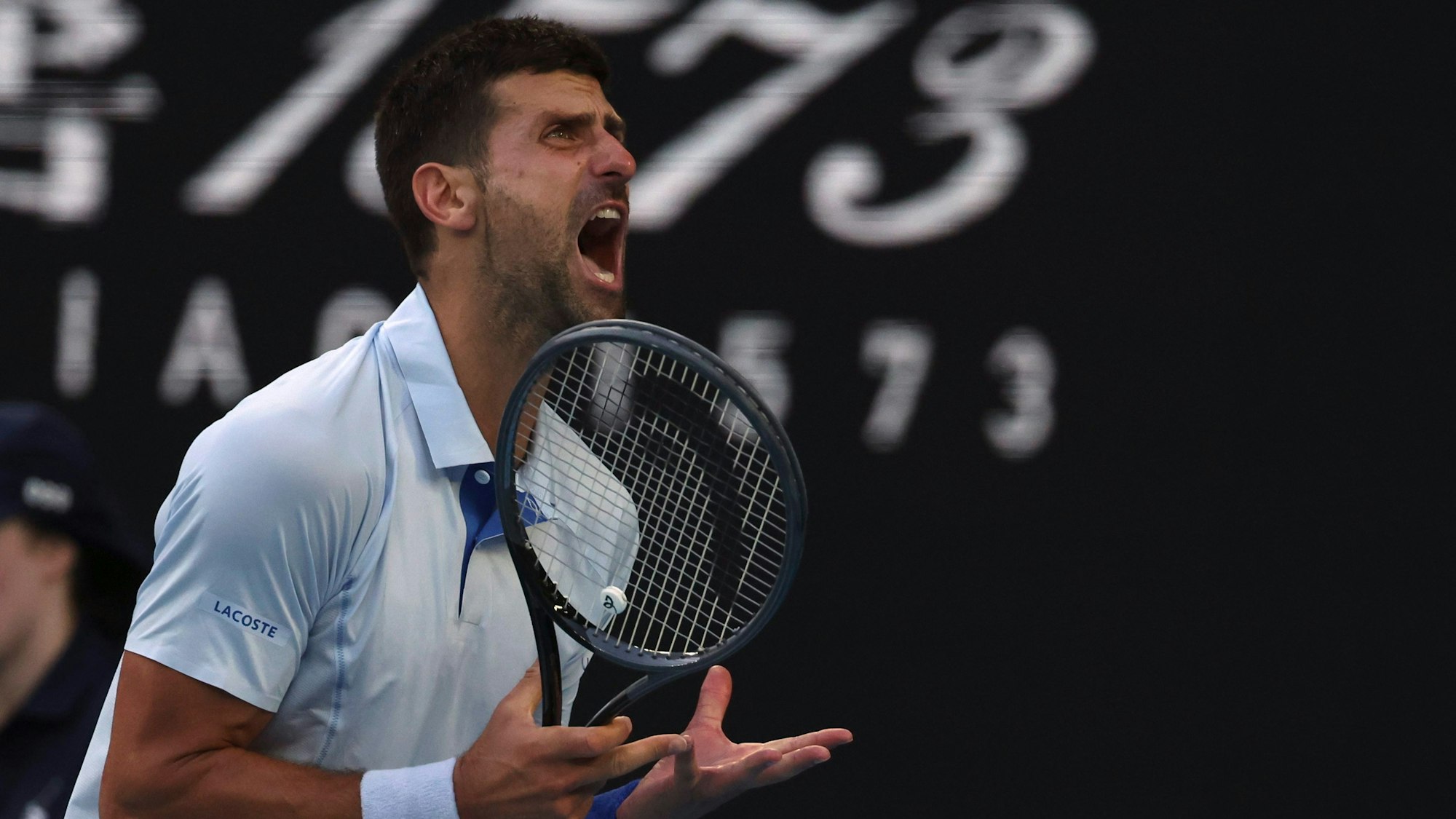 Der Weltranglistenerste Novak Djokovic hat sich im Viertelfinale der Australian Open gegen Taylor Fritz durchgesetzt. Der Serbe war allerdings unzufrieden mit seinem Spiel und seinem Trainer Goran Ivanisevic.