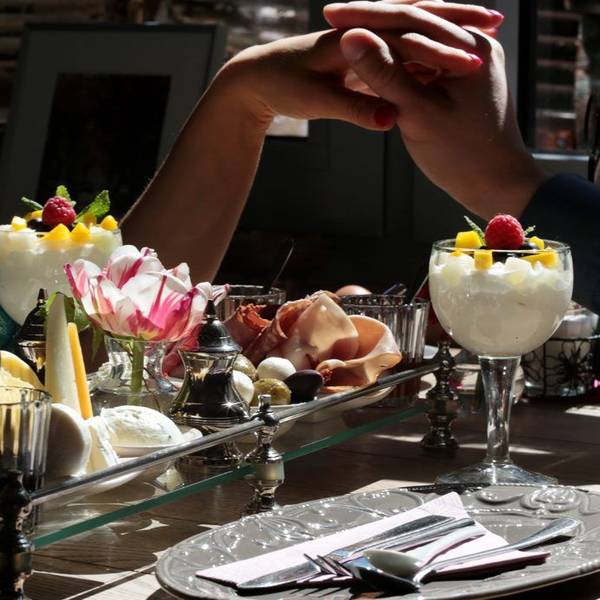 Ein festlich gedeckter Frühstückstisch im Café VarieTee in Bonn.