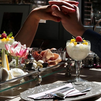 Ein festlich gedeckter Frühstückstisch im Café VarieTee in Bonn.