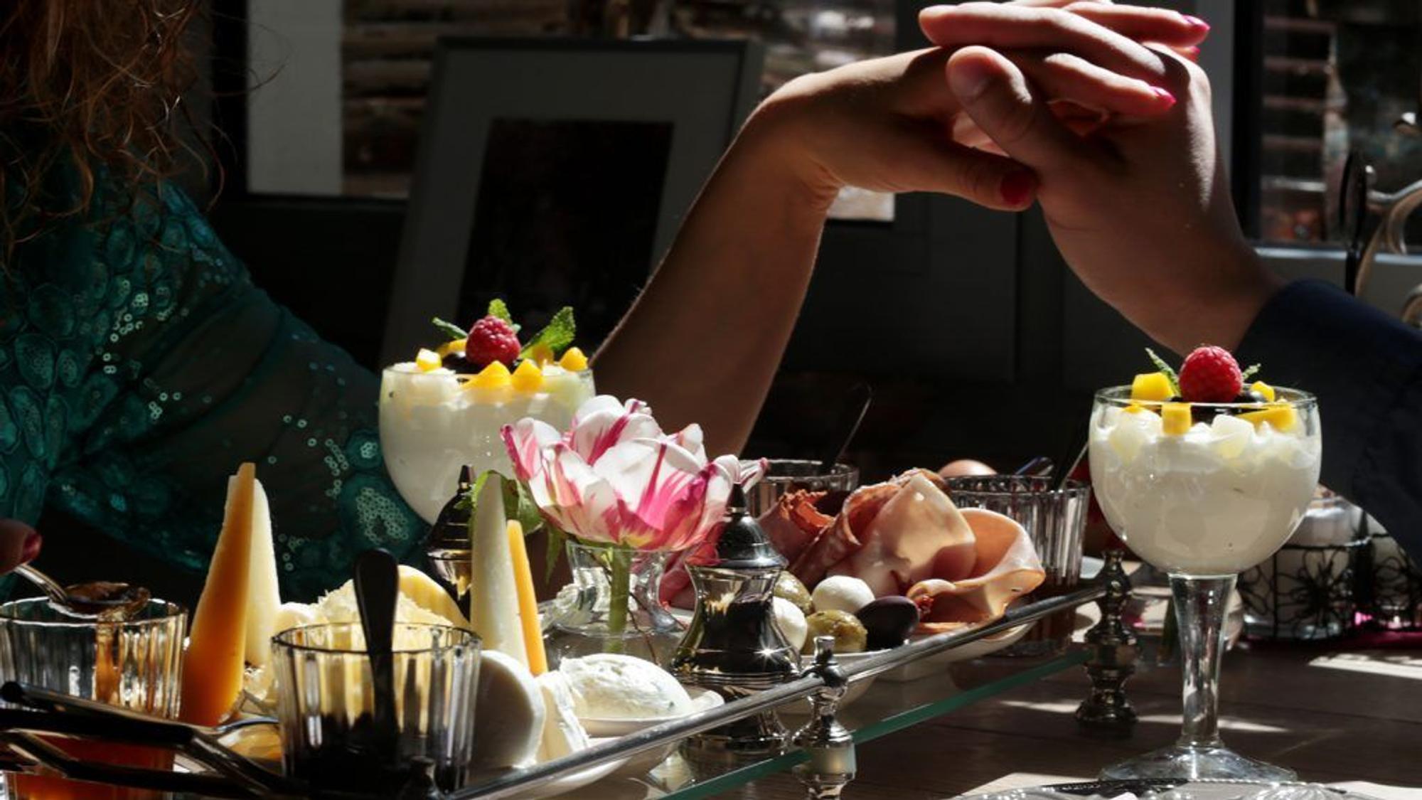 Ein festlich gedeckter Frühstückstisch im Café VarieTee in Bonn.