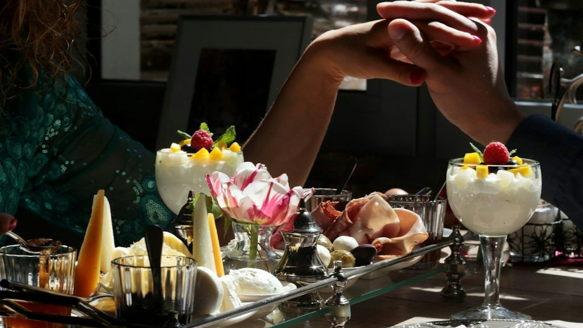 Ein festlich gedeckter Frühstückstisch im Café VarieTee in Bonn.