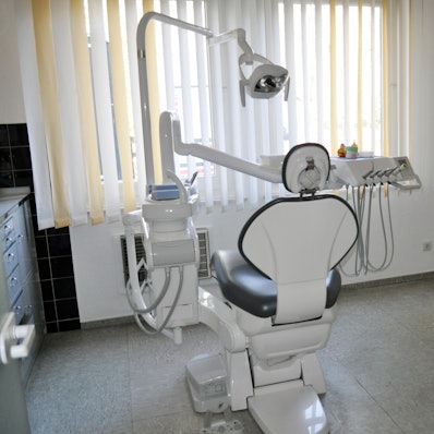 Das Bild zeigt einen Zahnarzt-Stuhl in einer Praxis.