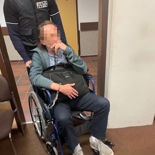 Der mutmaßliche Drach-Komplize Eugen W. wird in den Gerichtssaal gebracht.