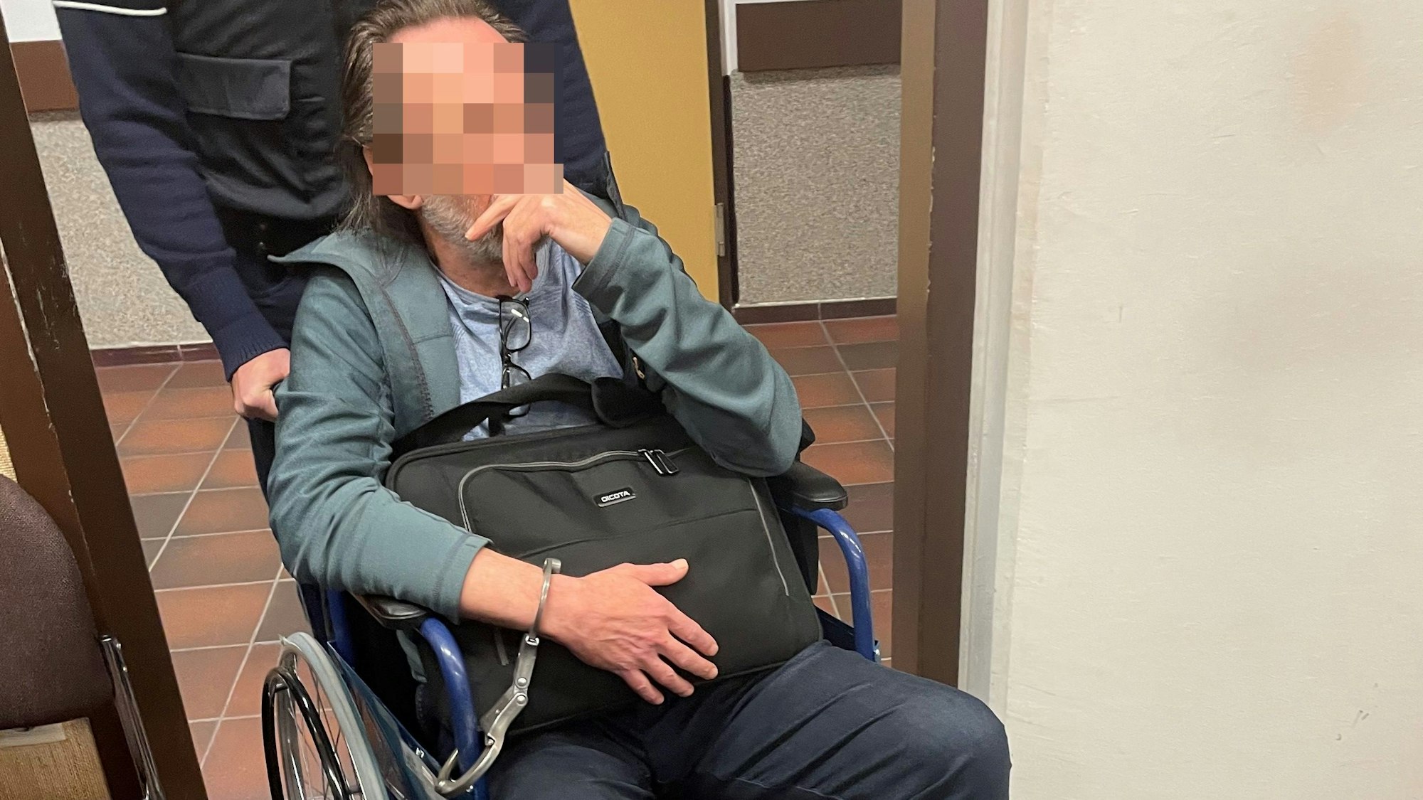 Der mutmaßliche Drach-Komplize Eugen W. wird in den Gerichtssaal gebracht.