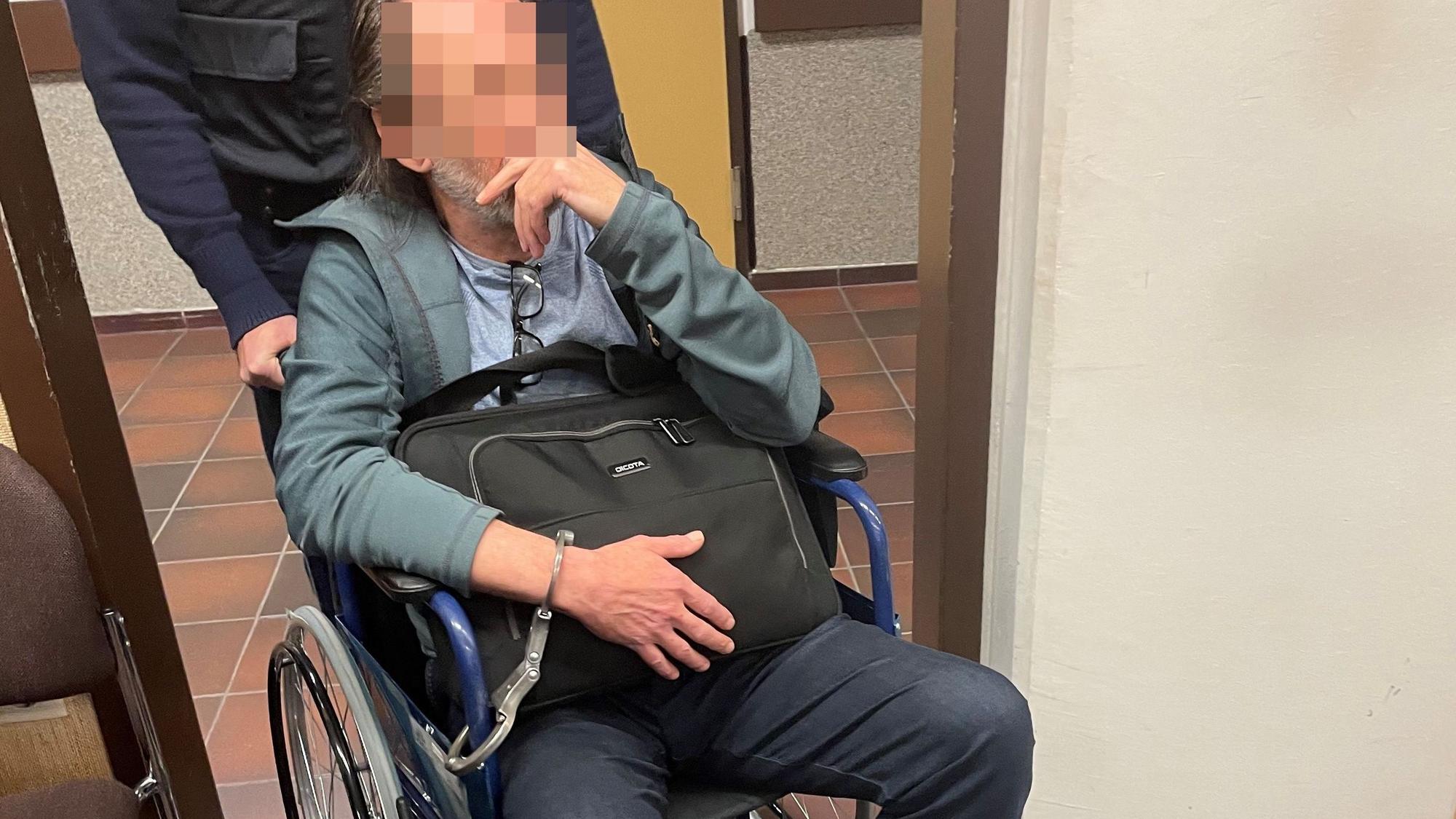 Der mutmaßliche Drach-Komplize Eugen W. wird in den Gerichtssaal gebracht.
