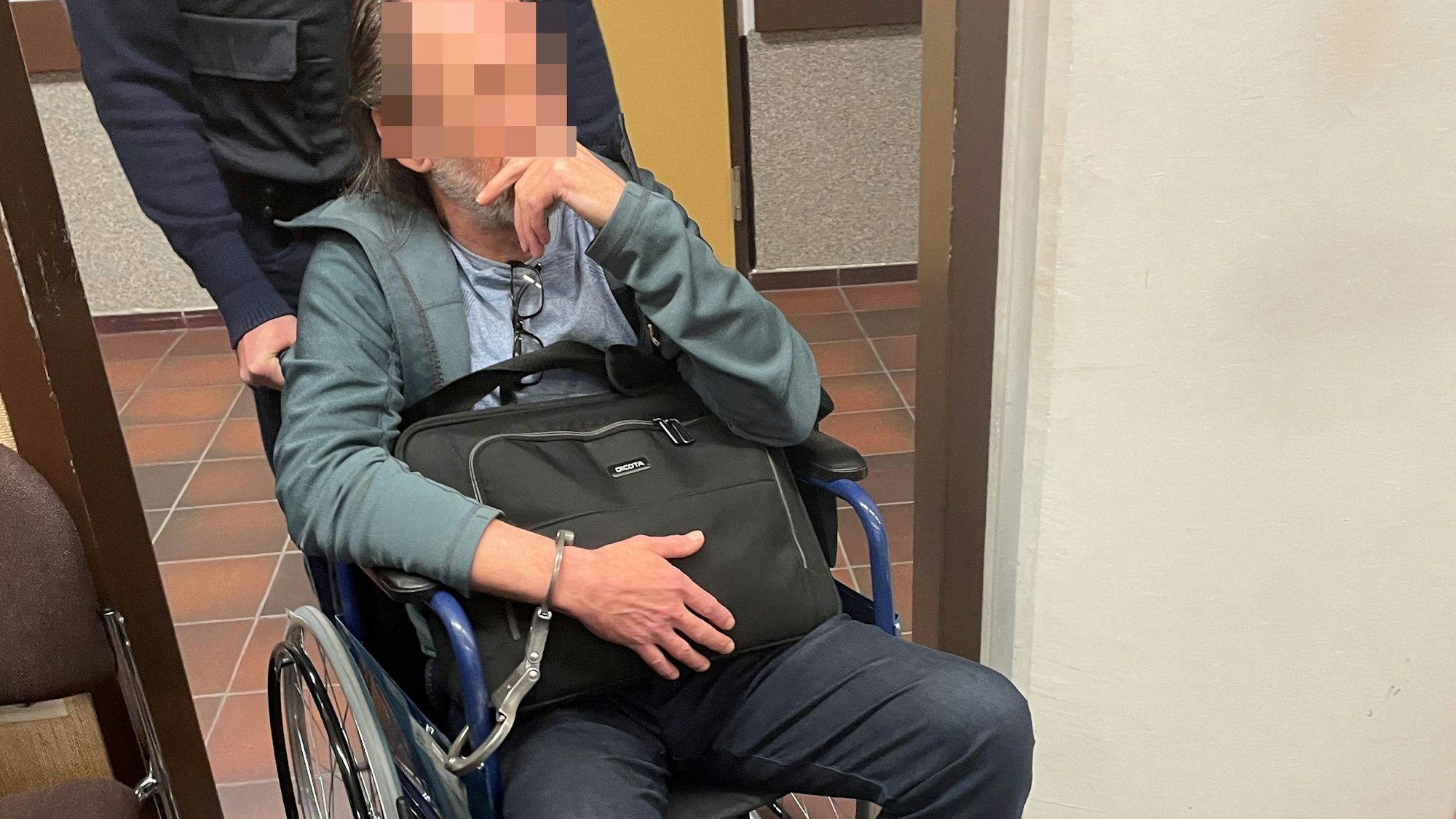 Der mutmaßliche Drach-Komplize Eugen W. wird in den Gerichtssaal gebracht.