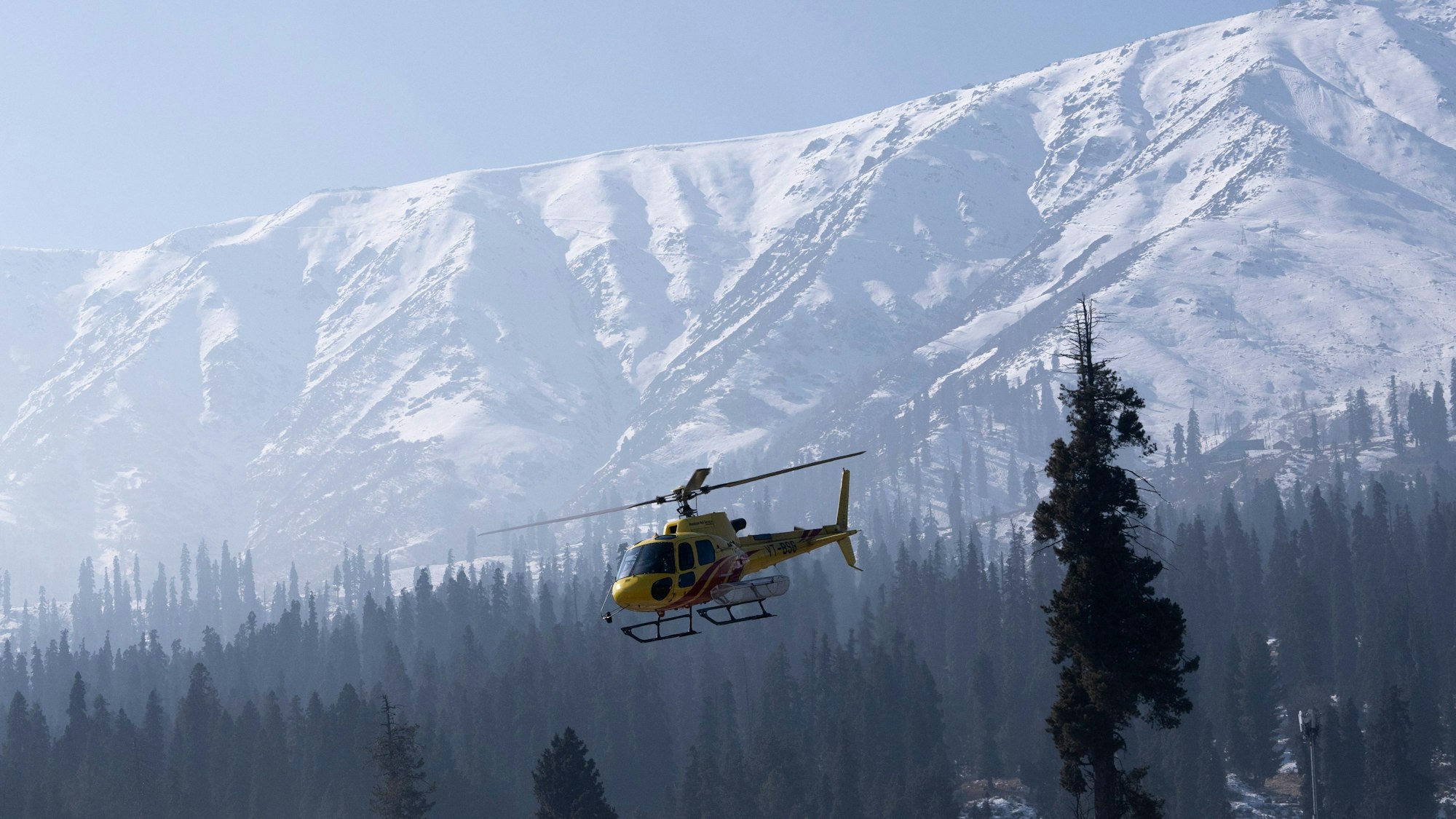 Ein Hubschrauber, der in Norwegen für Heliskiing benutzt wird. (Symbolbild)
