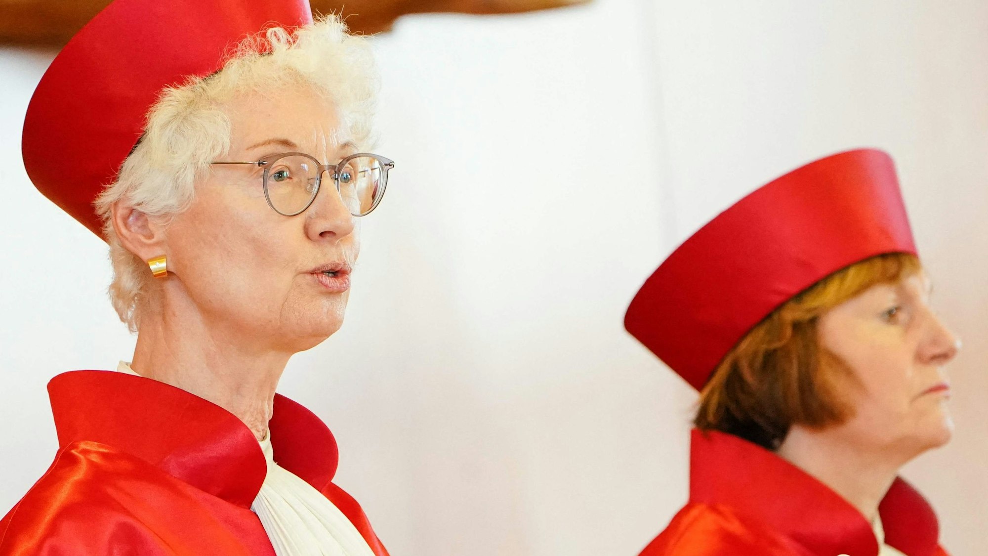 Doris König (links), Vizepräsidentin des Zweiten Senats des Bundesverfassungsgerichts, verliest das Urteil zum Ausschluss der früheren NPD von der Parteienfinanzierung.