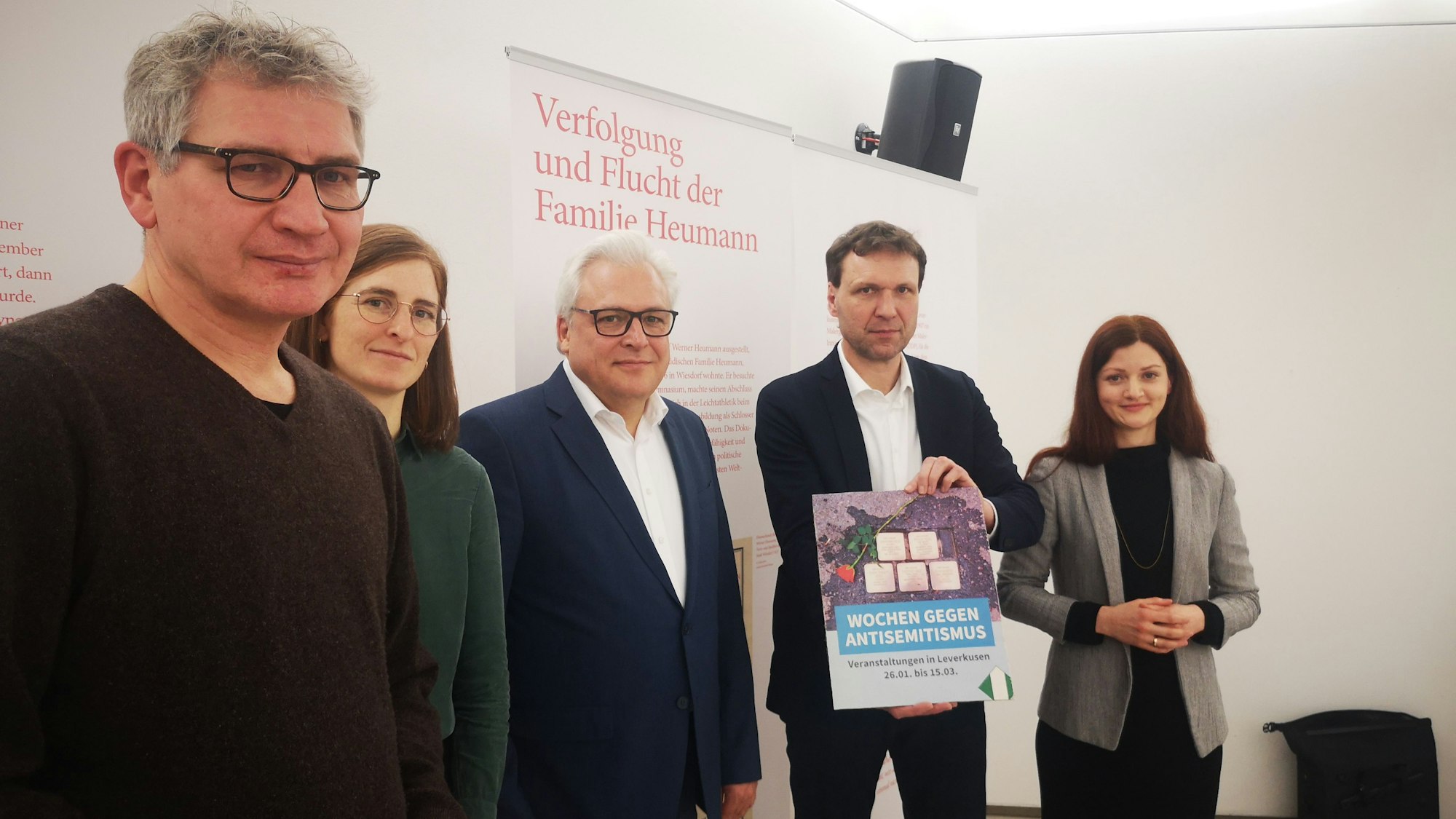 Mitarbeitende der Stadt und der VHS stellen das Programm der Aktionswochen gegen Antisemitismus in Leverkusen vor.
v.l.n.r.: Dr. Günter Hinken (VHS), Bildungskoordinatorin Marsha Schmidt, Stadtdirektor Marc Adomat, Beigeordneter für Soziales Alexander Lünenbach, Susann Peters (Kommunale Integrationszentrum)