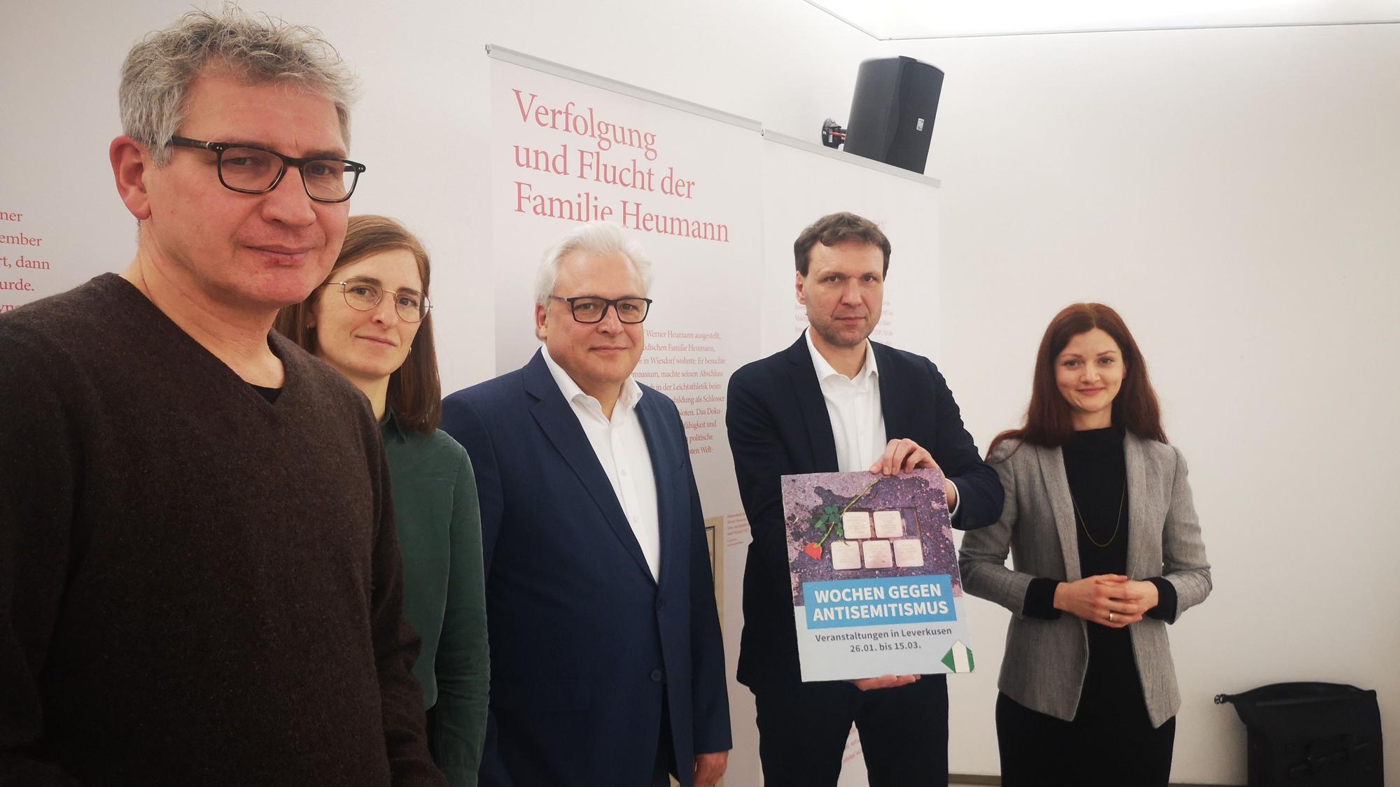Mitarbeitende der Stadt und der VHS stellen das Programm der Aktionswochen gegen Antisemitismus in Leverkusen vor.
v.l.n.r.: Dr. Günter Hinken (VHS), Bildungskoordinatorin Marsha Schmidt, Stadtdirektor Marc Adomat, Beigeordneter für Soziales Alexander Lünenbach, Susann Peters (Kommunale Integrationszentrum)