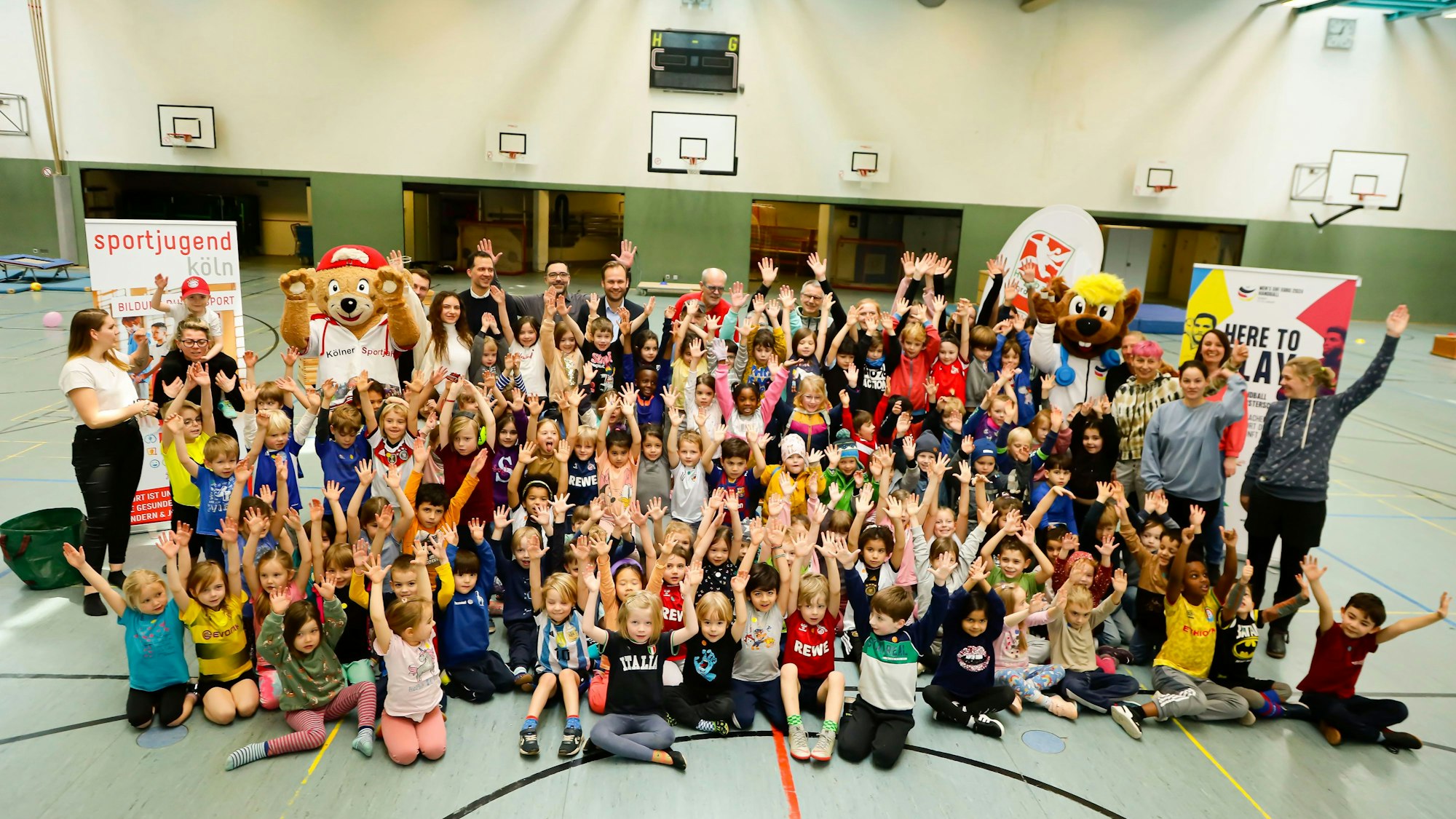 Das Foto zeigt eine Vielzahl von Kindern in einer Sporthalle.