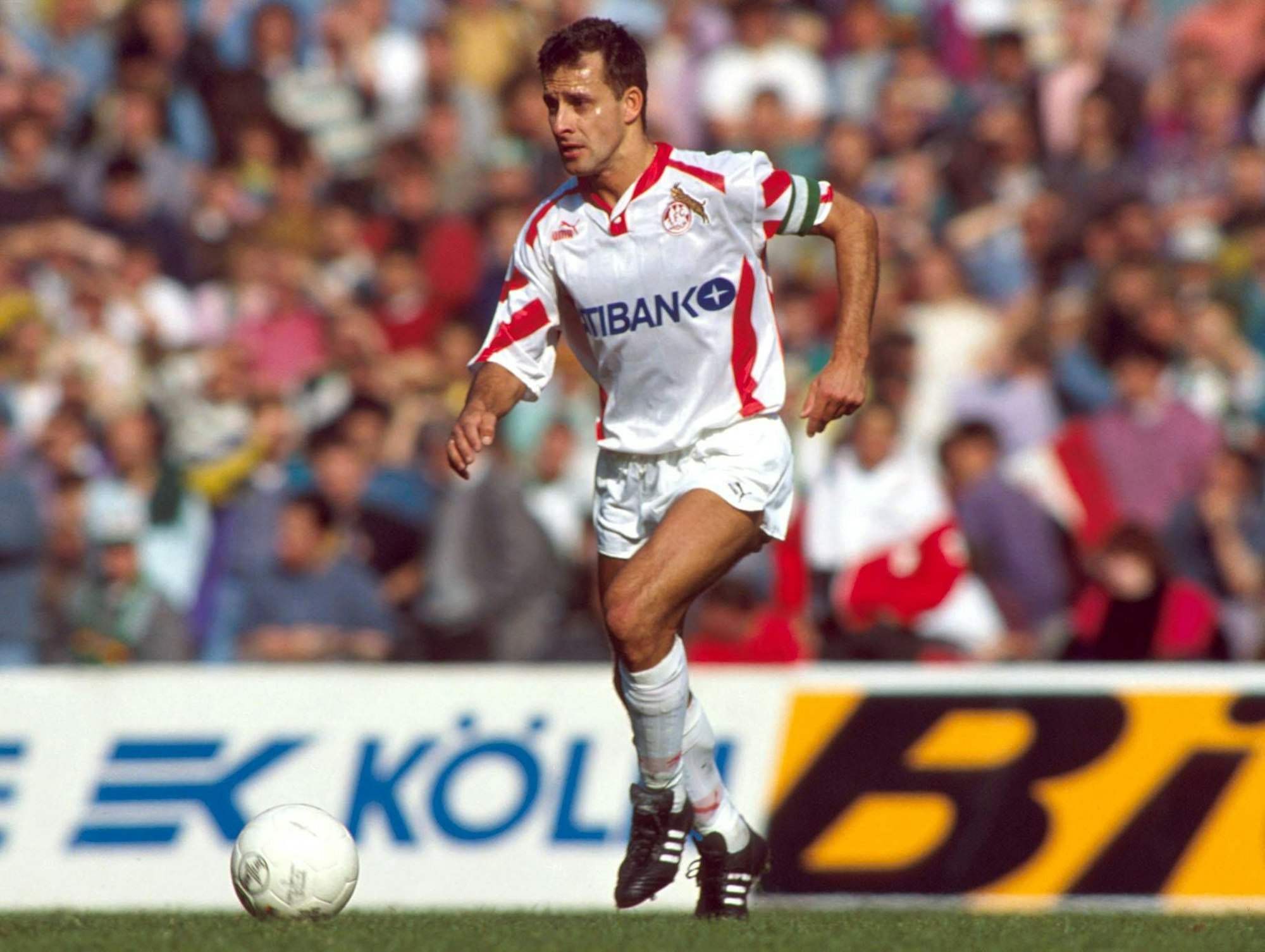 Pierre Littbarski vom 1. FC Köln treibt den Ball voran.