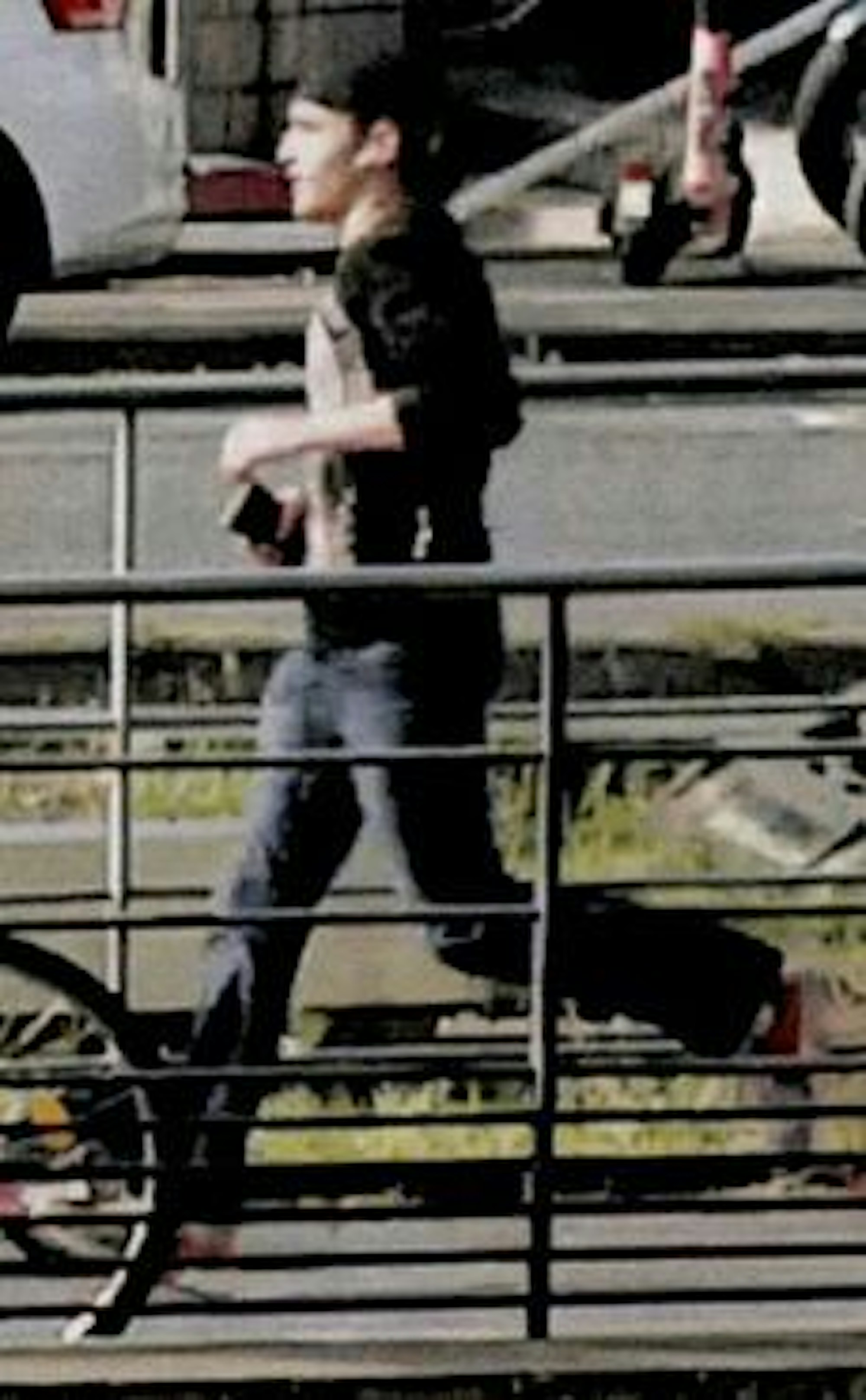 Die Bilder der Überwachungskamera zeigen den Verdächtigen, der einen Mann in einem Bus mit einem Messer bedroht haben soll.