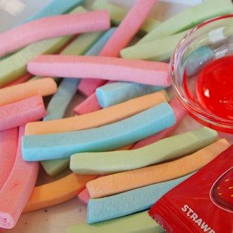 Präsentation von Marshmallow-Pommes mit süßer Ketchup-Masse der Marke „Marshzone“