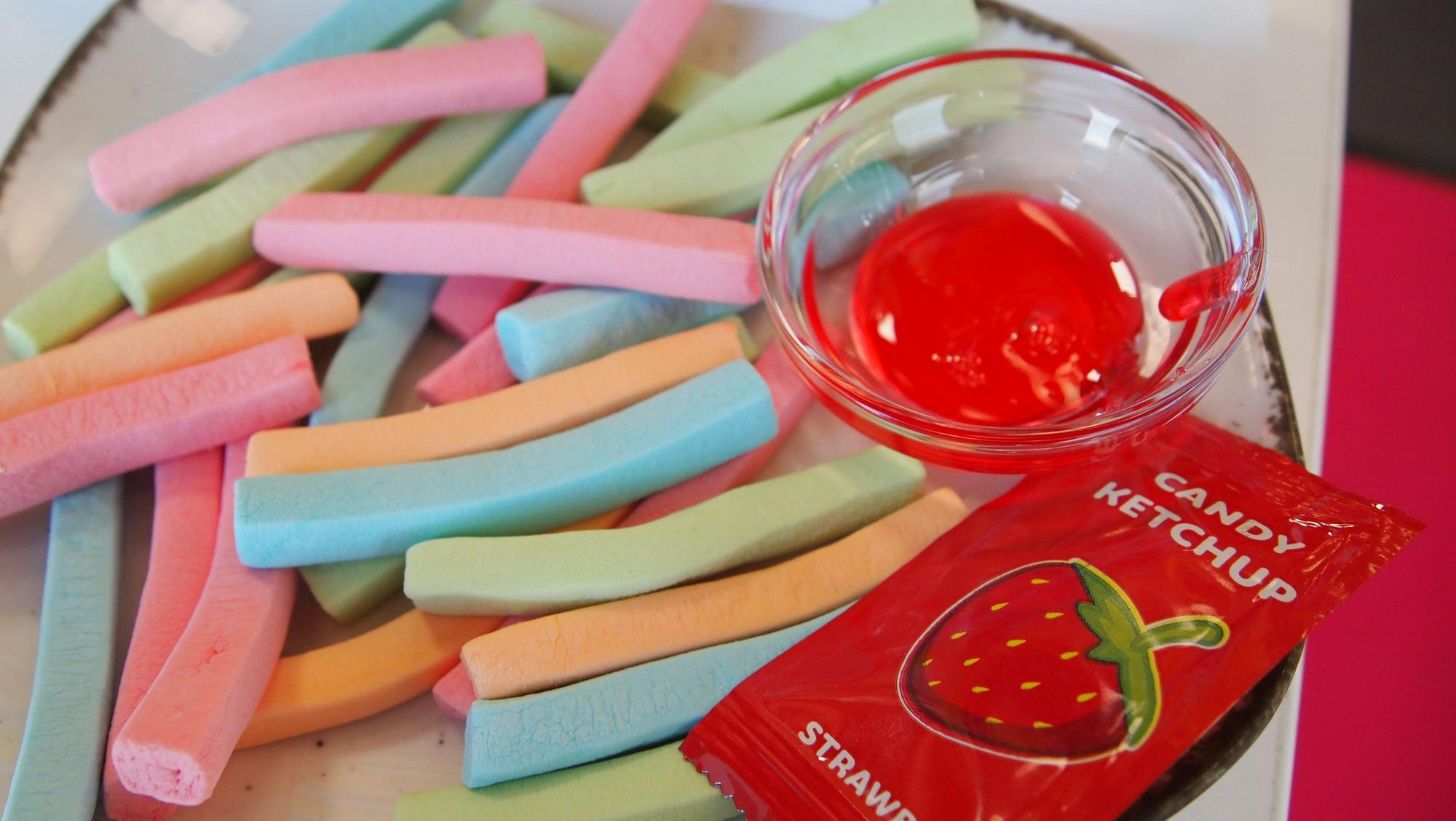 Präsentation von Marshmallow-Pommes mit süßer Ketchup-Masse der Marke „Marshzone“