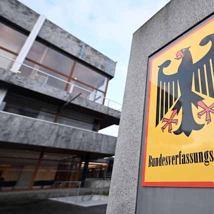 Das Bundesverfassungsgericht hat die staatliche Parteienfinanzierung für die rechtsextreme NPD für unzulässig erklärt.