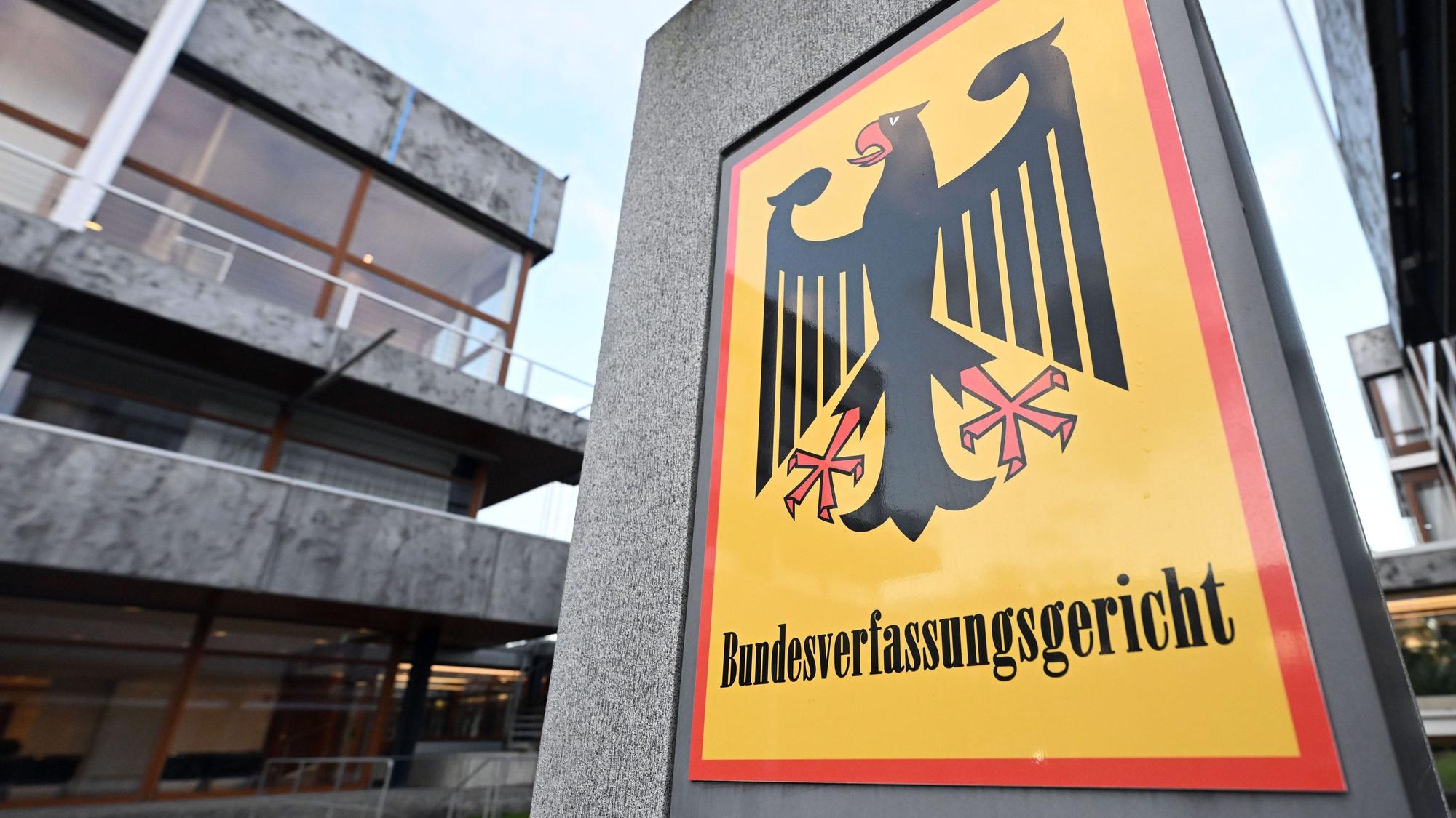 Das Bundesverfassungsgericht hat die staatliche Parteienfinanzierung für die rechtsextreme NPD für unzulässig erklärt.