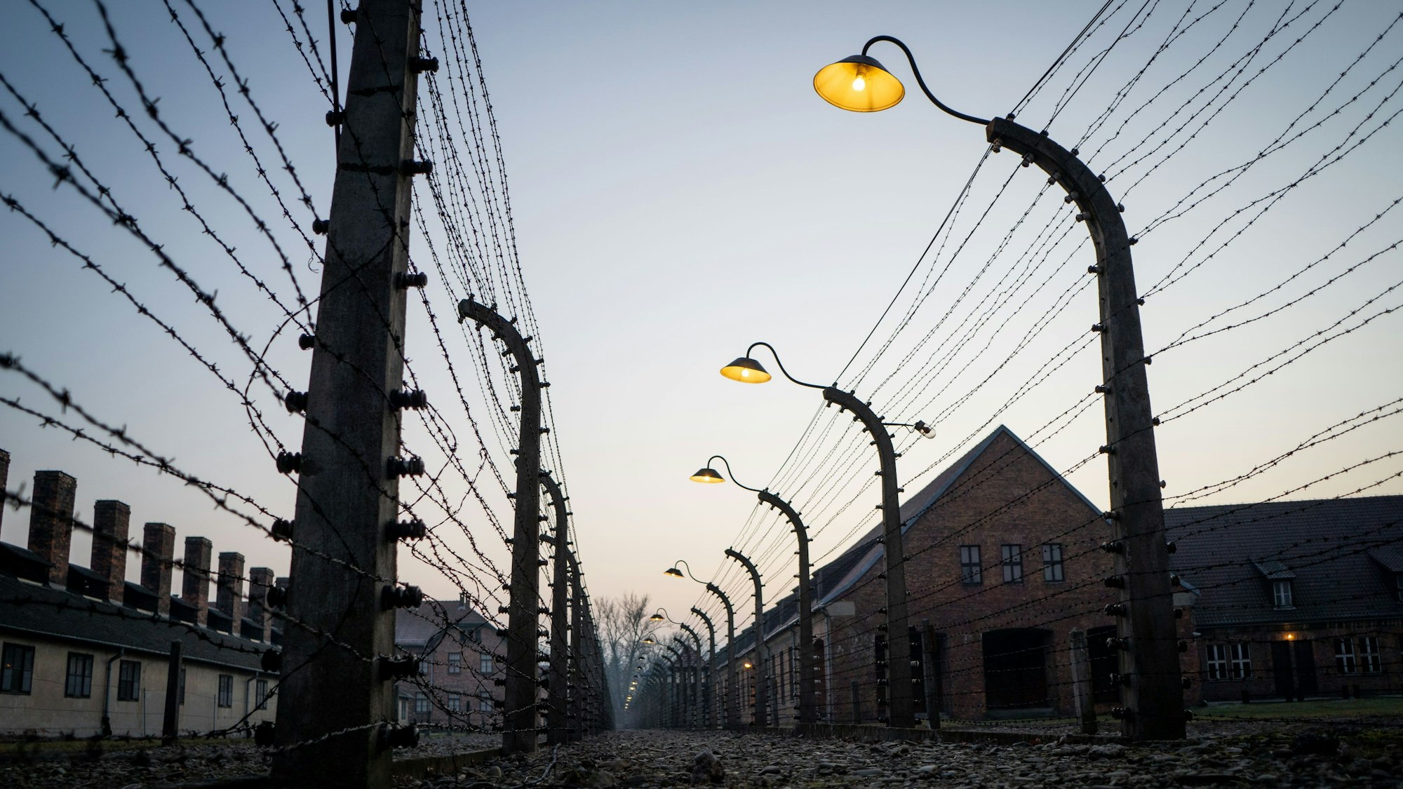 Das Foto zeigt den Stacheldrahtzaun des früheren Konzentrationslager Auschwitz.