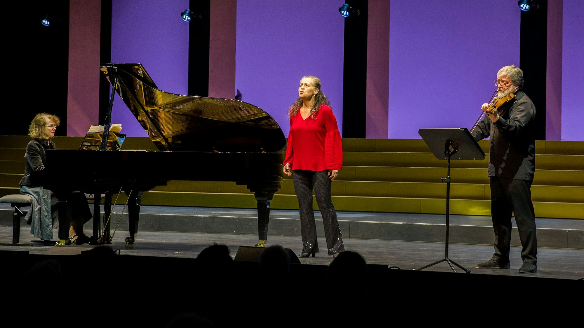 Das Foto zeigt die Solistin Dalia Schaechter auf der Bühne.
