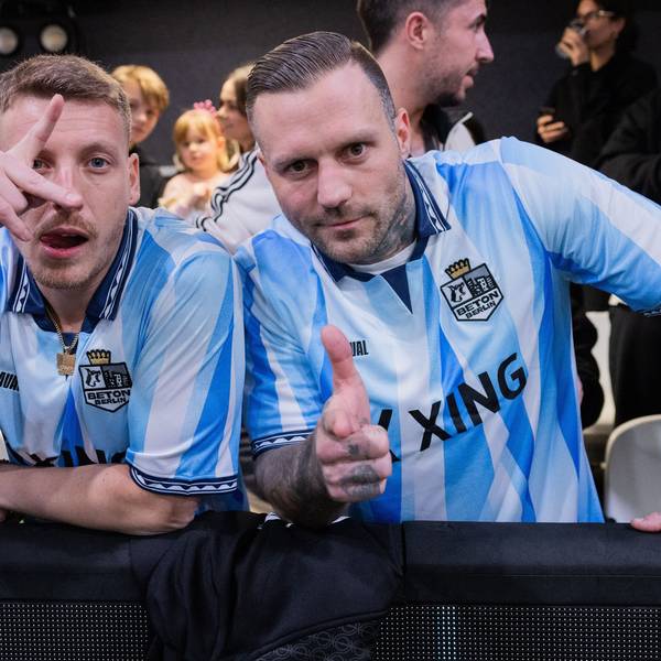 Felix Lobrecht (l), Comedian, und Kontra K, Rapper, stehen als Team-Manager des Teams Beton Berlin an der Bande des Spielfeldrands in der Motorworld. Die neue Kleinfeld-Liga von Mats Hummels und Lukas Podolski, die Baller League, startet in die erste Saison.