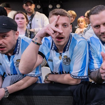 Felix Lobrecht (l), Comedian, und Kontra K, Rapper, stehen als Team-Manager des Teams Beton Berlin an der Bande des Spielfeldrands in der Motorworld. Die neue Kleinfeld-Liga von Mats Hummels und Lukas Podolski, die Baller League, startet in die erste Saison.