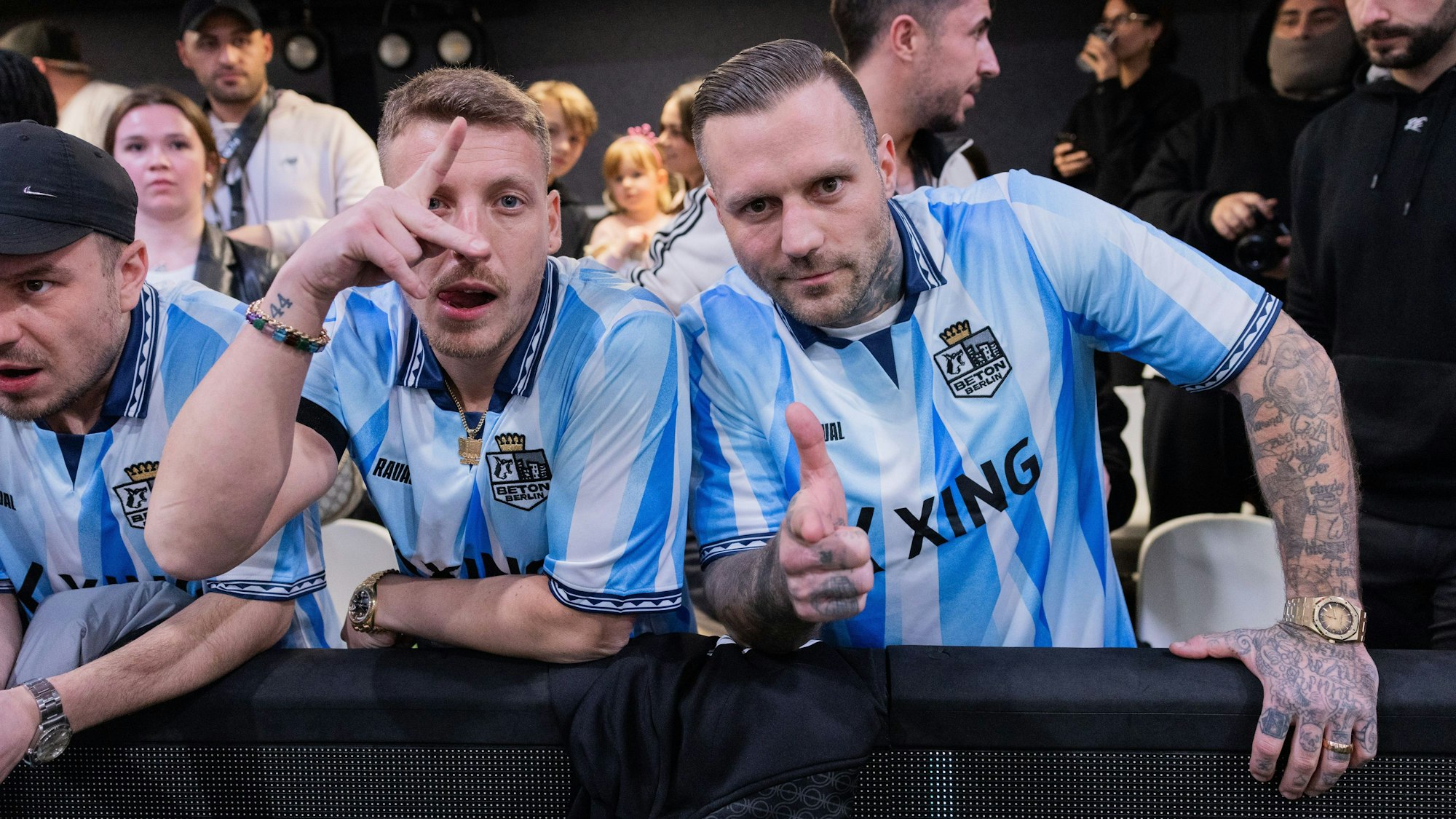 Felix Lobrecht (l), Comedian, und Kontra K, Rapper, stehen als Team-Manager des Teams Beton Berlin an der Bande des Spielfeldrands in der Motorworld. Die neue Kleinfeld-Liga von Mats Hummels und Lukas Podolski, die Baller League, startet in die erste Saison.