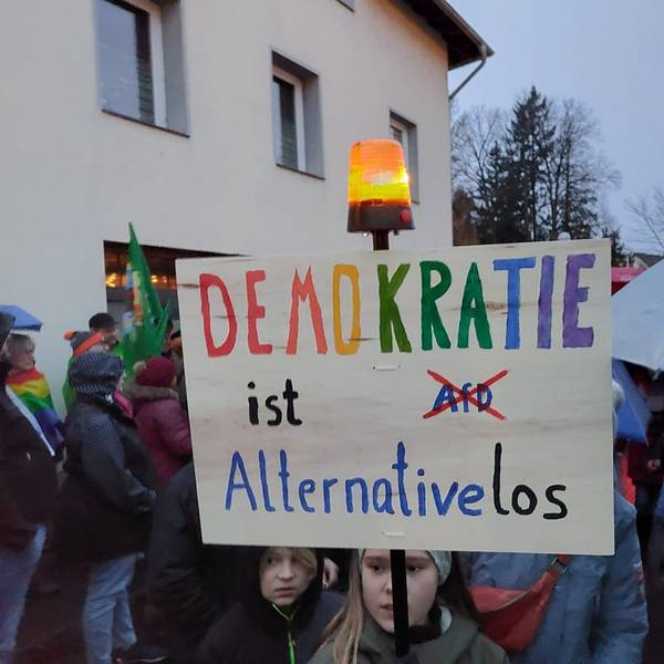 Auf einem Schild steht mit bunten Buchstaben „Demokratie ist Alternativelos“.