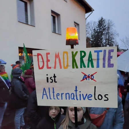 Auf einem Schild steht mit bunten Buchstaben „Demokratie ist Alternativelos“.