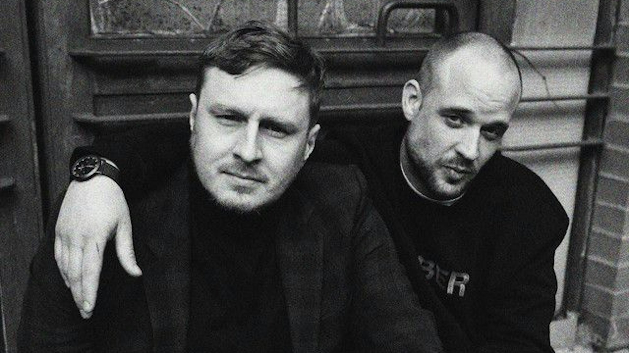 Das Foto zeigt die beiden Podcaster Hagen Decker und John Cook.