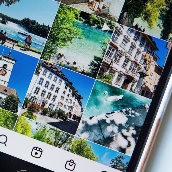 Ein Smartphone mit verschiedenen Fotos darauf.