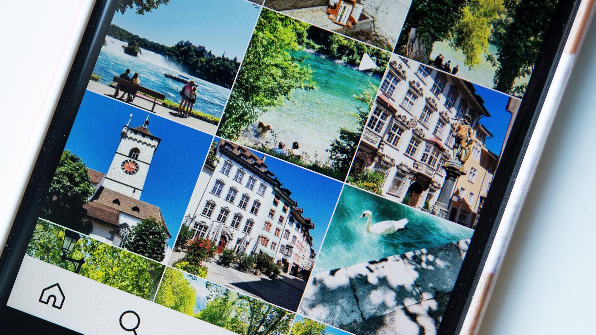 Ein Smartphone mit verschiedenen Fotos darauf.