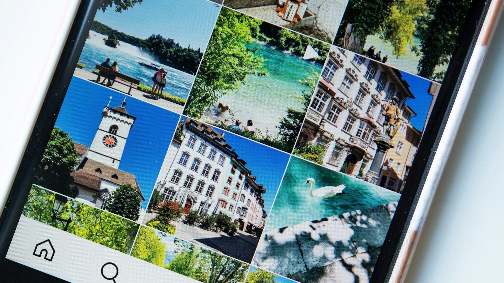 Ein Smartphone mit verschiedenen Fotos darauf.