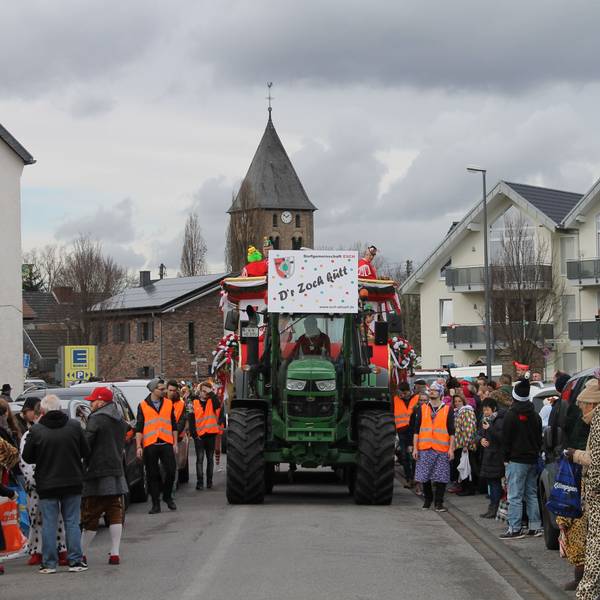 Ein Traktor rollt beim Escher Zug vorneweg.