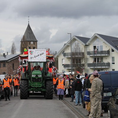 Ein Traktor rollt beim Escher Zug vorneweg.