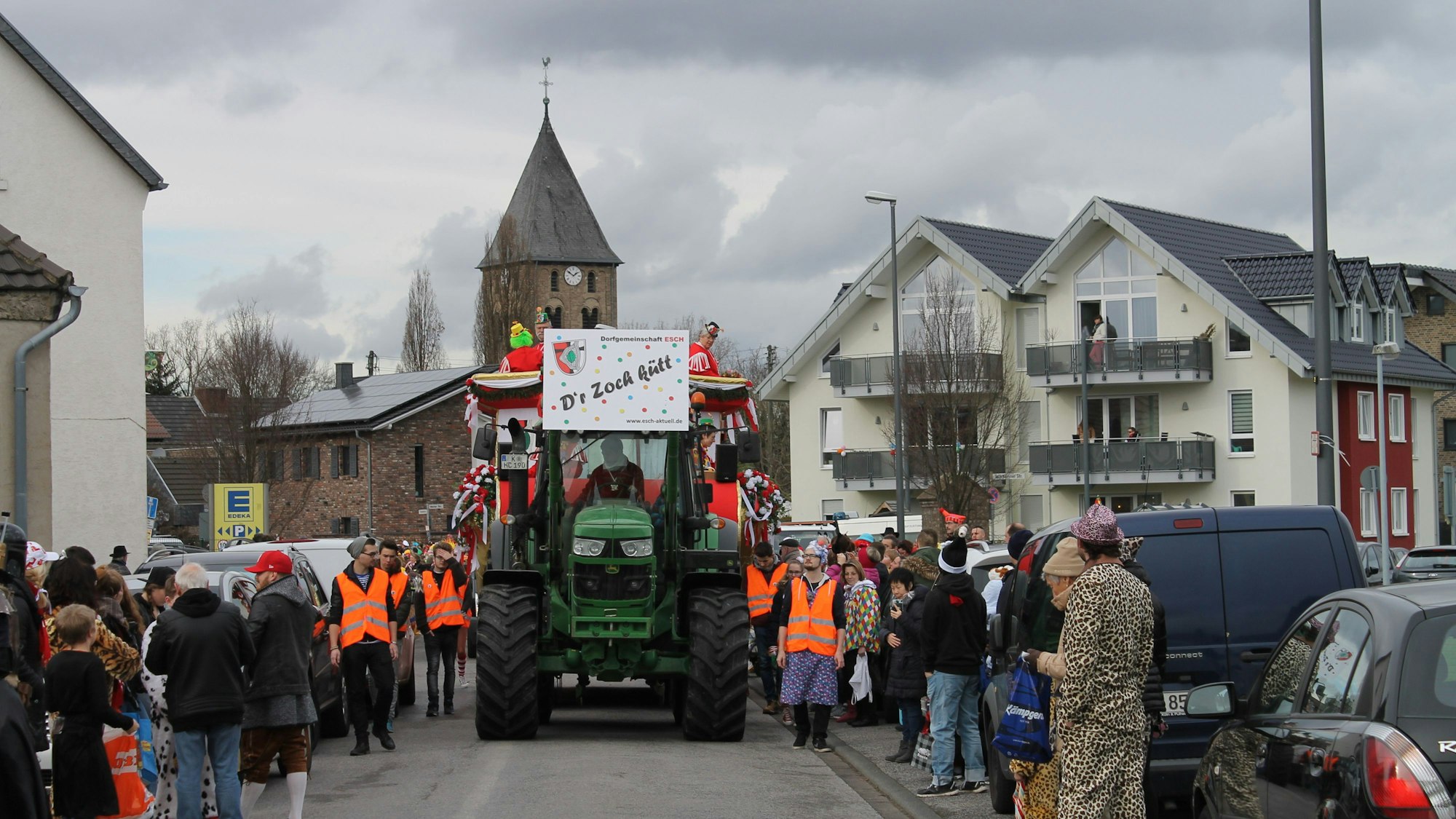 Ein Traktor rollt beim Escher Zug vorneweg.