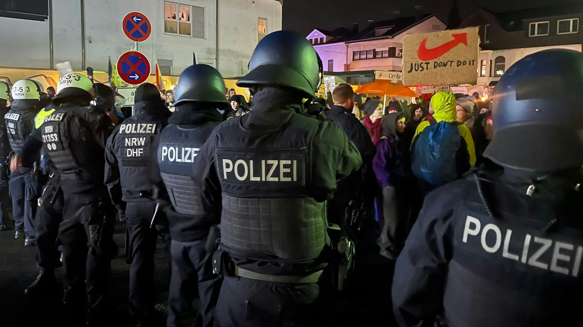 Polizistinnen und Polizisten häufen unter anderem etwa wegen Demonstrationen und Fußballspielen viele Überstunden an. In Eitorf waren sie bei einer AfD-Veranstaltung eingesetzt.