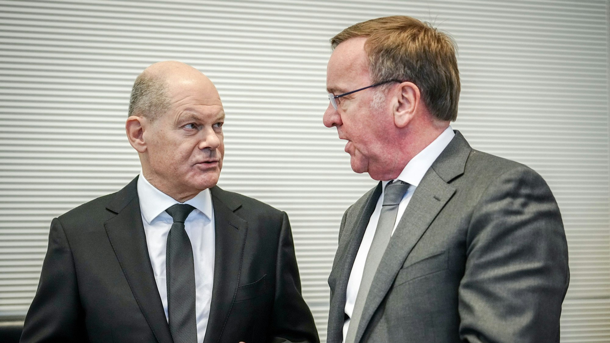 Bundeskanzler Olaf Scholz (SPD, l) spricht mit Verteidigungsminister Boris Pistorius (SPD). „Pistorius will – und würde weit mehr investieren“, sagt Thomas Jäger von der Universität zu Köln. (Archivbild)
