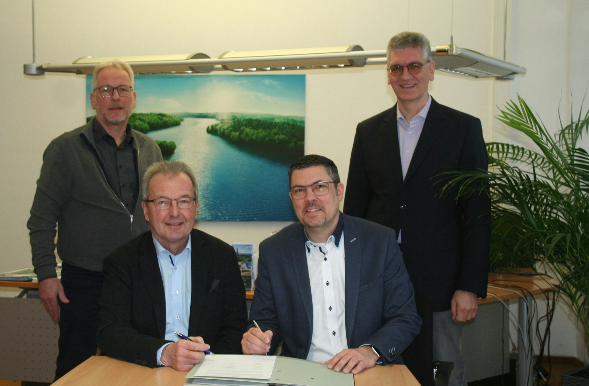 Unterschrieben jetzt die Kooperationsvereinbarung zwischen den Gemeinden Reichshof und Morsbach: Kämmerer Gerd Dresbach, Bürgermeister Rüdiger Gennies (von links, beide Gemeinde Reichshof), Bürgermeister Jörg Bukowski und Kämmerer Klaus Neuhoff (beide Gemeinde Morsbach).