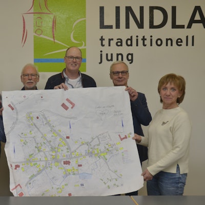 Die Pläne für ein Relief des Ortes um 1900 zeigen (v.l.): Winfried Panske, Burkhard Braatz, Markus Kaiser, Werner Hütt, Andreas Deichsel, Dr. Georg Ludwig und Doris Kisters..