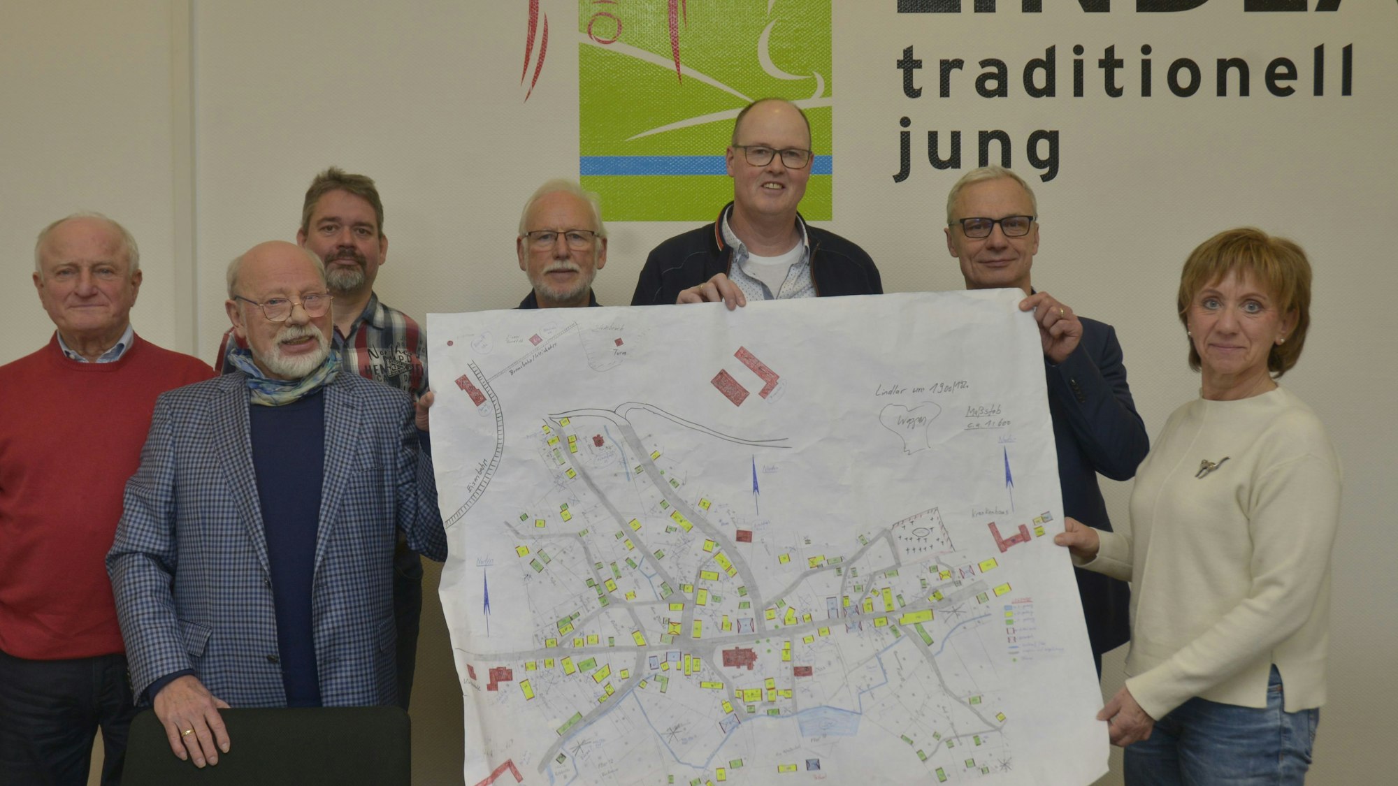 Die Pläne für ein Relief des Ortes um 1900 zeigen (v.l.): Winfried Panske, Burkhard Braatz, Markus Kaiser, Werner Hütt, Andreas Deichsel, Dr. Georg Ludwig und Doris Kisters..