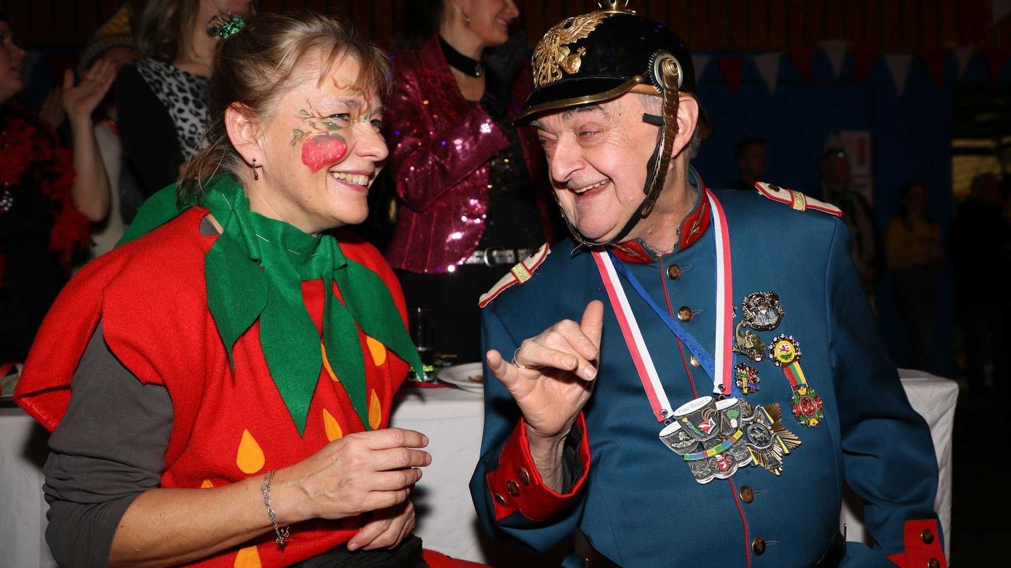 NRW-Innenminister Herbert Reul spricht mit einer Jeckin bei der Prunksitzung in Odenthal-Neschen.