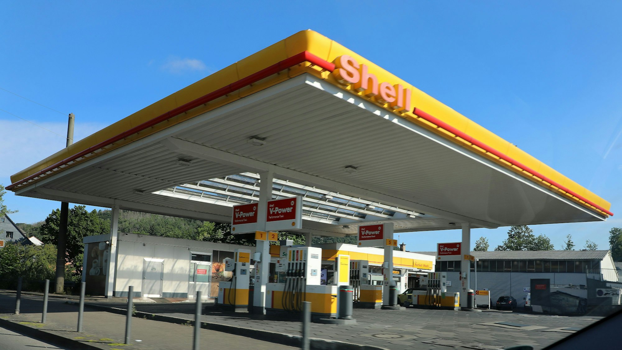 Die Shell-Tankstelle auf der Köln-Aachener-Straße in Elsdorf wurde überfallen.