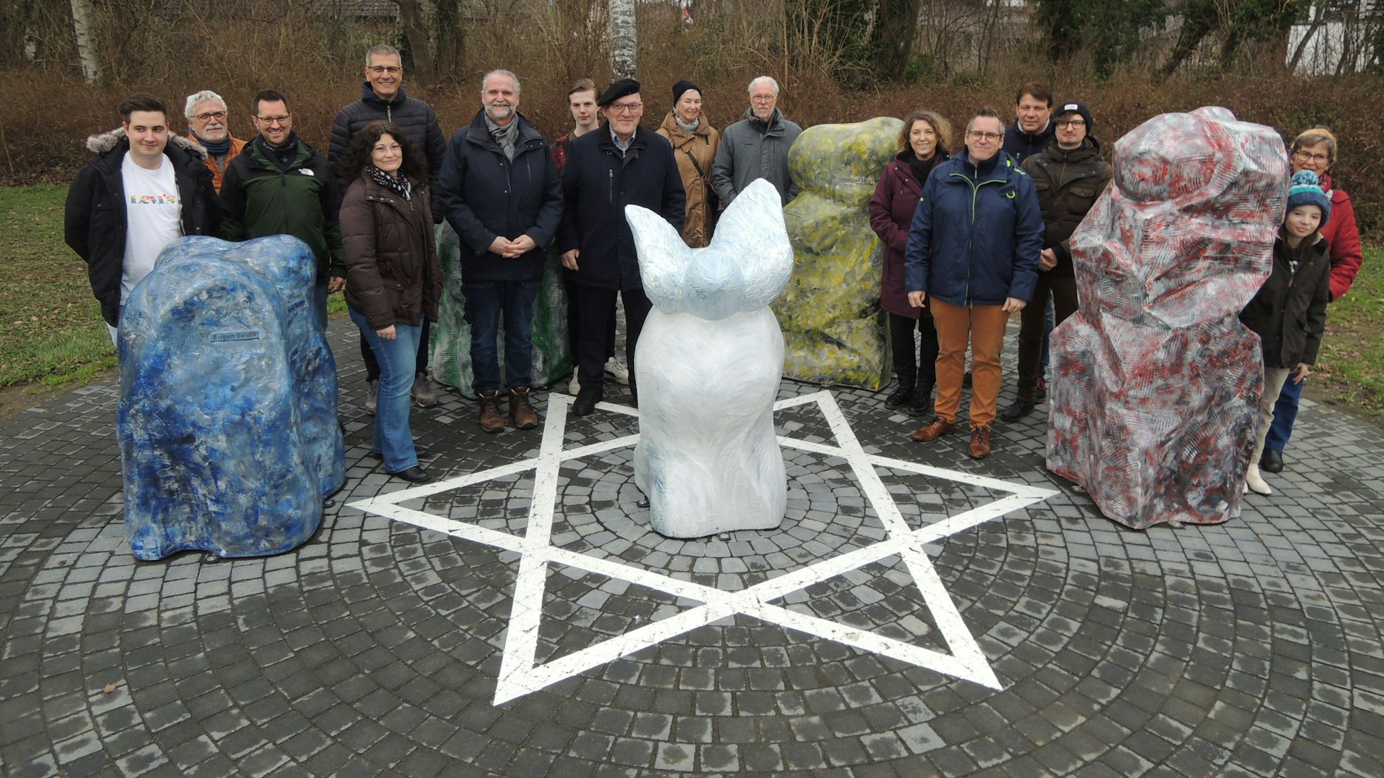 Zur Eröffnung des Denkmals, das an eine jüdische Familie aus Bedburg erinnert, waren Vertreter des Geschichtsvereins, des Silverberg-Gymnasiums und die Stadt gekommen.