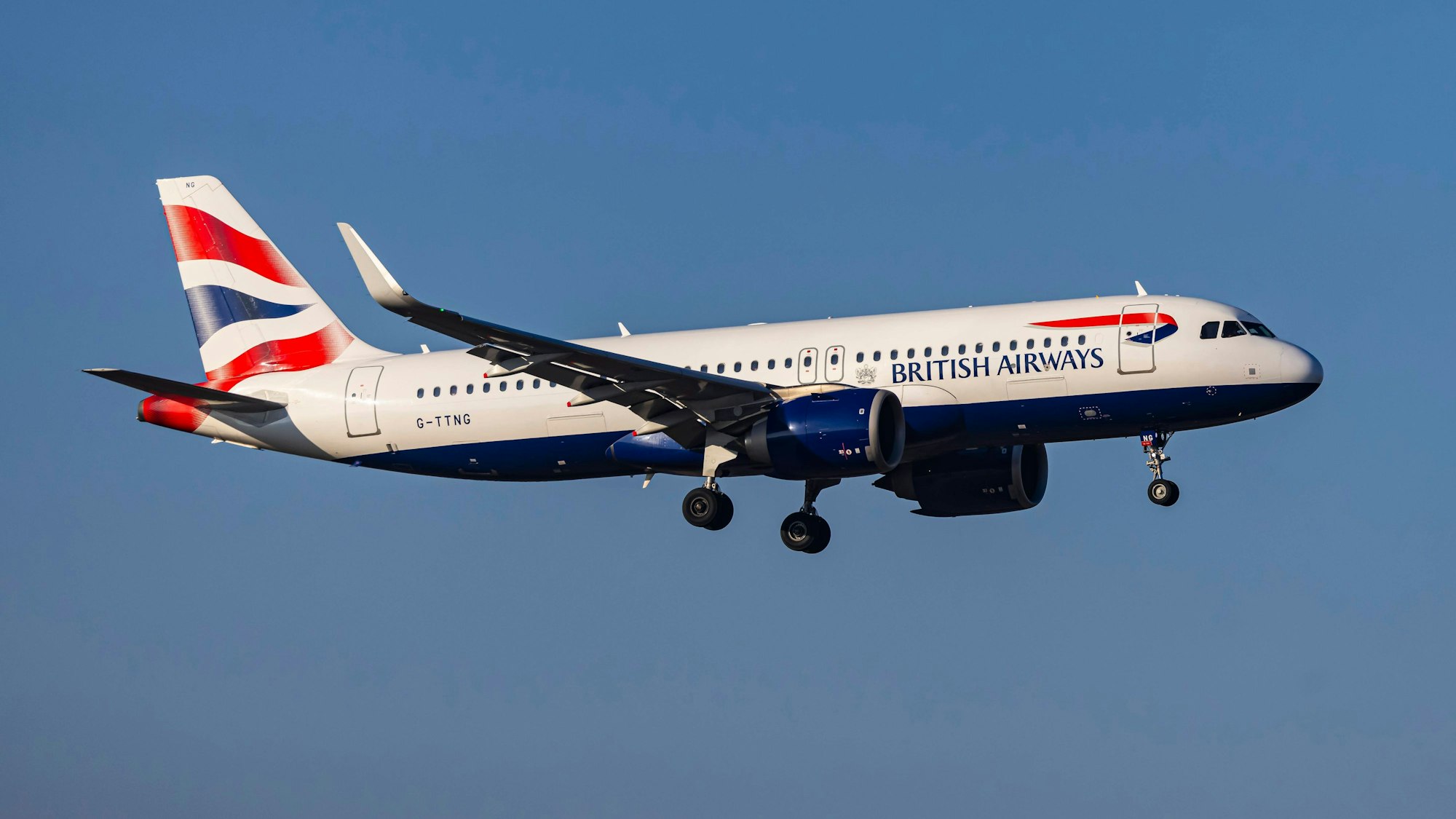 Ein Airbus A320 der British Airways in der Luft.