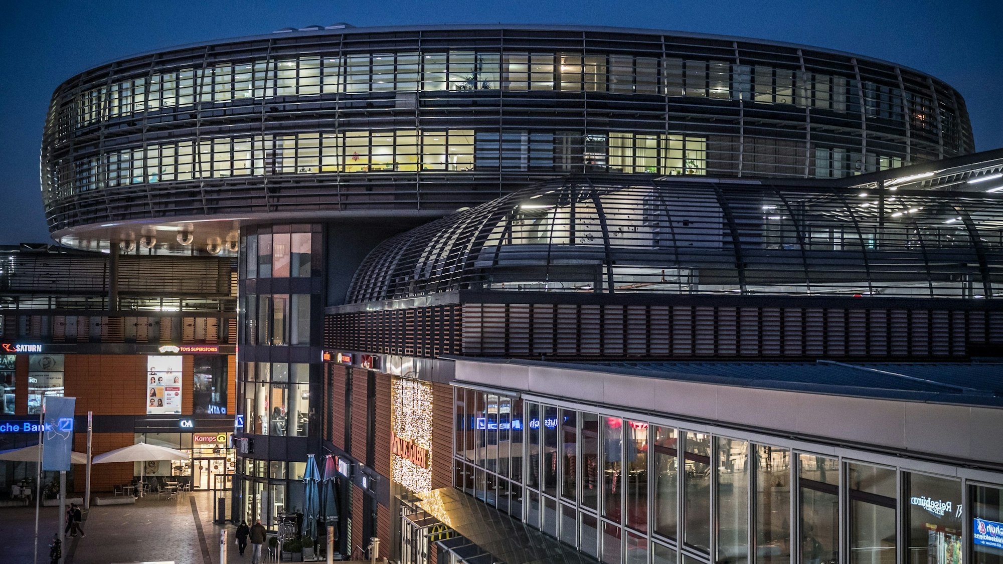 Das Rathaus in Wiesdorf leuchtet im Dunkeln.