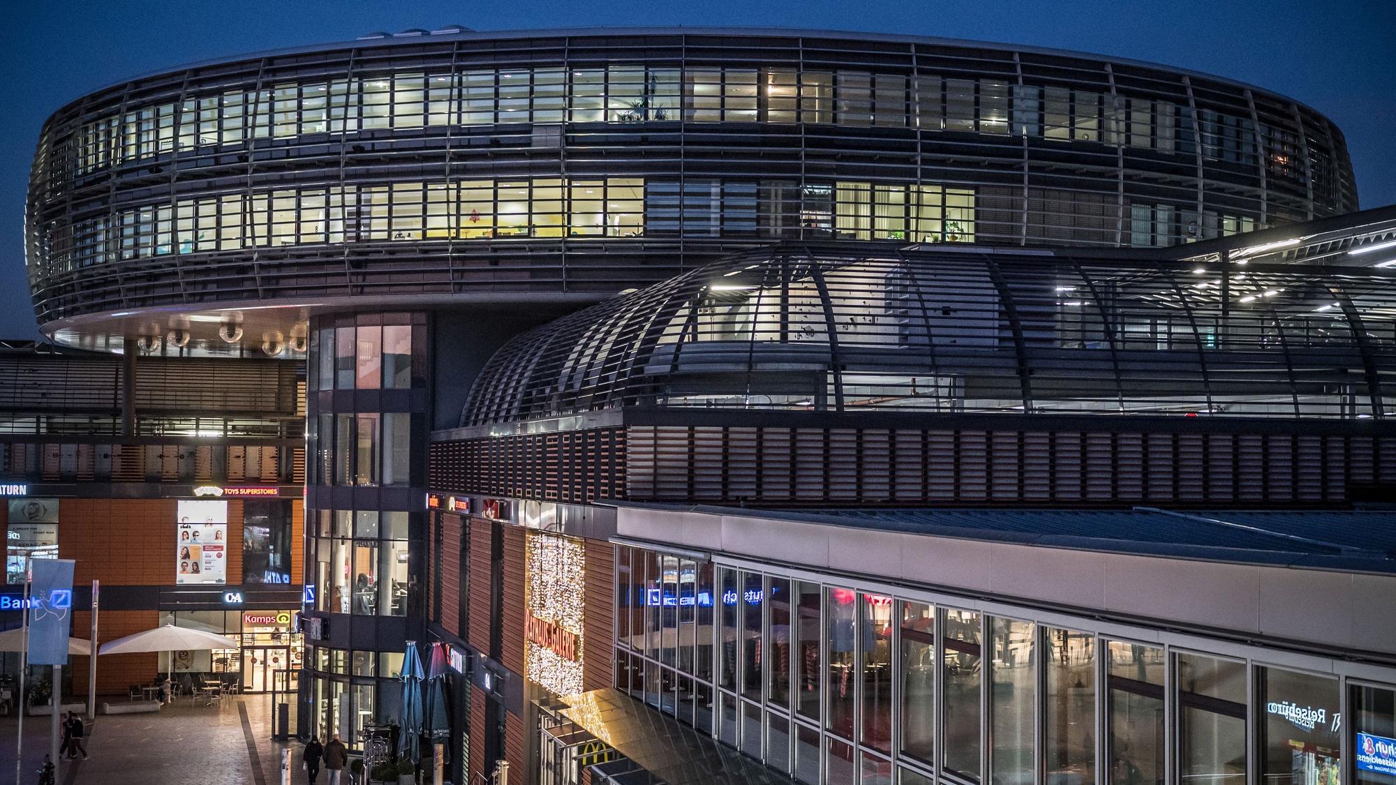 Das Rathaus und die Rathaus-Galerie in Wiesdorf bei Nacht