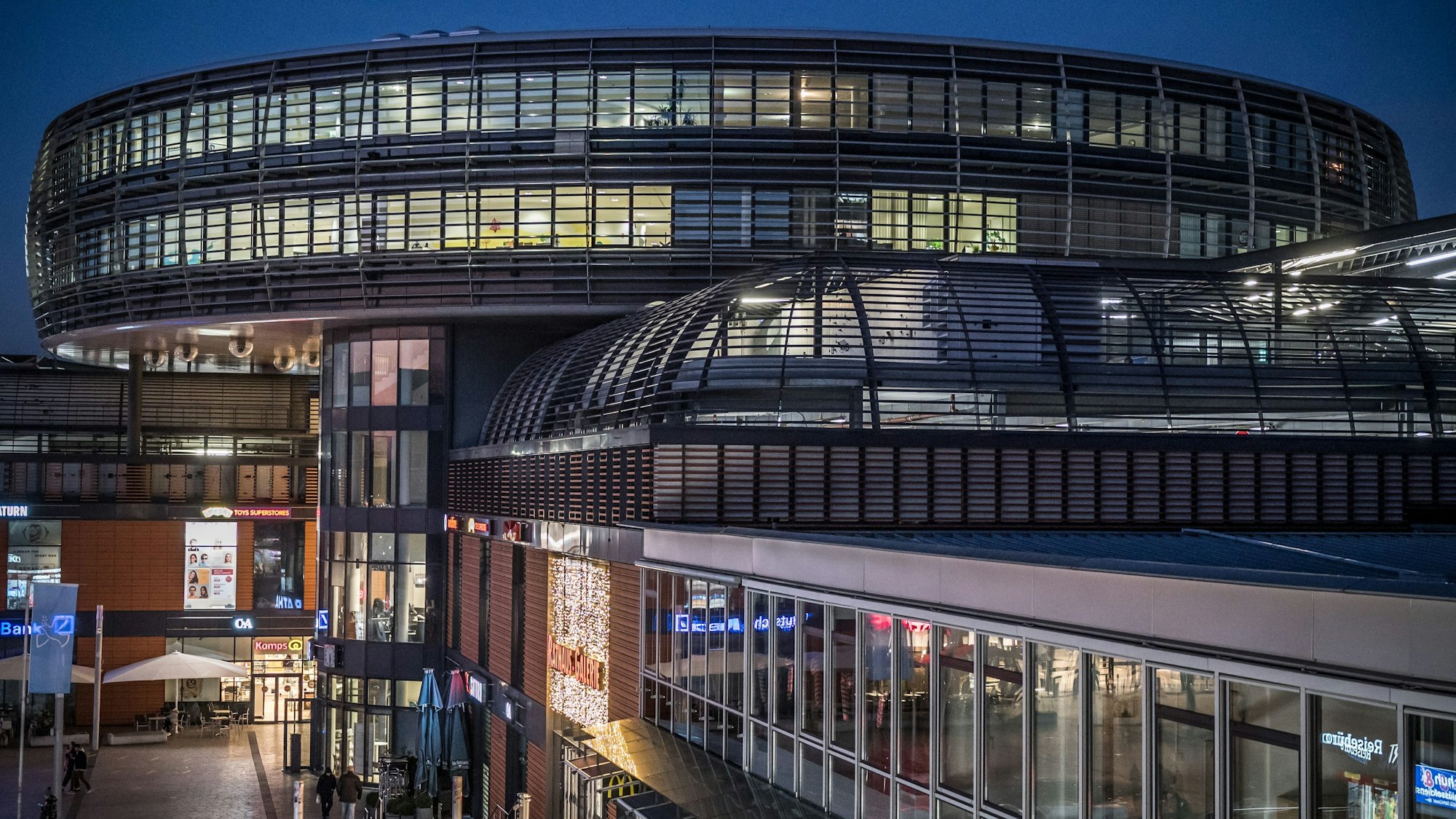 Das Rathaus und die Rathaus-Galerie in Wiesdorf bei Nacht